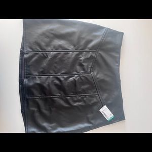 Black faux leather mini skirt (side M)